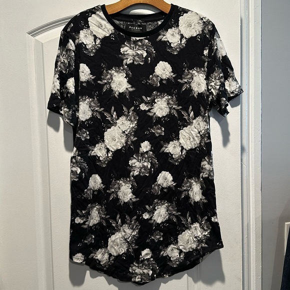 Pacsun Black Floral T-Shirt - Picture 1 of 3